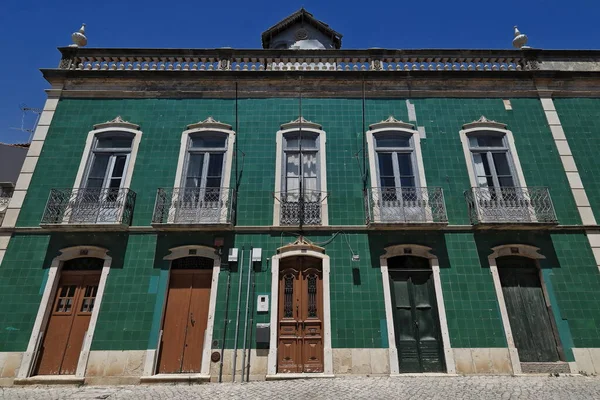 新古典主义建筑的绿色瓷砖立面 有四个木门的乡土建筑 四个小阳台 一个中央阳台 面对着一条鹅卵石街道而关闭 Tavira Algarve地区 葡萄牙 — 图库照片