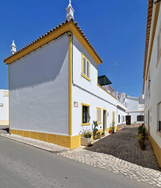 伝統的な町並みの建築物が新しく白化され 黄色に塗られ 石畳の路地が旧市街のメインストリートに平行になっています タビラ アルガルヴェ ポルトガル — ストック写真