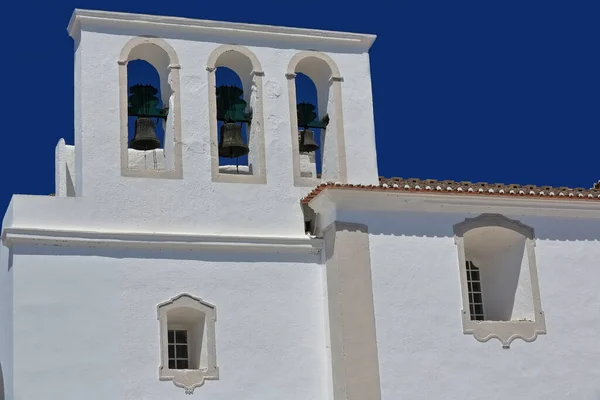 カルメル イグレヤ オルデム テレシーラ ノッサ セノラ カルモの聖母教会の屋根から突き出た澄んだ青い空に対して3つの目をした鐘 タビラ アルガルヴェ ポルトガル — ストック写真