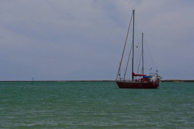 Denizaltı, ülkenin yedi doğal harikasından biri olan bariyer adalarının gelgit bölgesi Ria Formosa lagün sistemindeki çamurlu düzlüklerden geçen kanallardan birine demirledi. Faro-Algarve-Portekiz