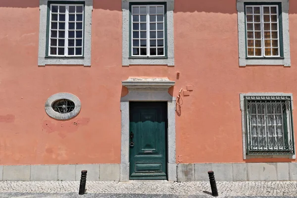Facciata Colore Rosa Della Casa Due Piani Neoclassica Con Porte — Foto Stock