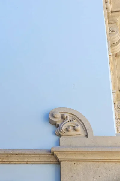 淡い青色の石膏の装飾的な詳細は 旧市街 ヴィラAdentroエリアの植物のスクロールに似たリバイバル様式の邸宅のNe Connerの隣にE ファサードを描いた ファロ アルガルヴェ ポルトガル — ストック写真