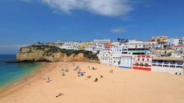 Carvoeiro plajının NW tarafında, doğu tarafındaki kum tarlasını kapatan kentleşmiş yamaca bakan insanların uğrak yeri. Carvoeiro-Algarve-Portekiz