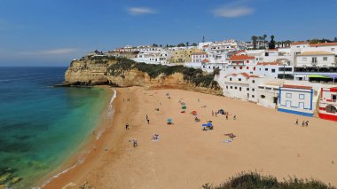 Carvoeiro plajının NW tarafında, doğu tarafındaki kum tarlasını kapatan kentleşmiş yamaca bakan insanların uğrak yeri. Carvoeiro-Algarve-Portekiz