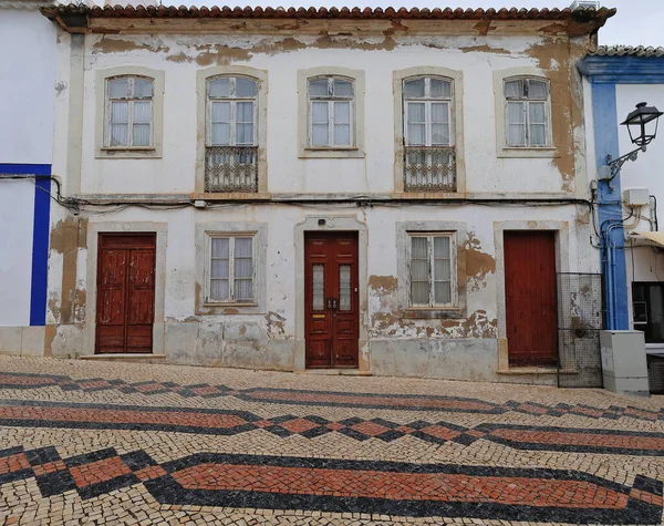 五扇窗户 三扇木门 两扇阳台 全都褪了色 关上了 新古典主义的切碎立面上的一座城市的房子在鹅卵石上的萨格雷斯街 拉各斯历史中心 阿尔加维 葡萄牙 — 图库照片