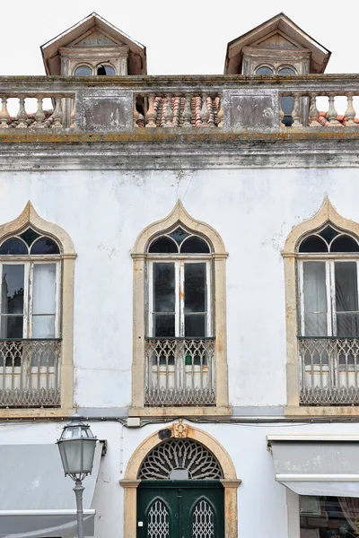 Wybielona Fasada Starego Dwupiętrowego Neoklasycystycznego Domu Rozdrobnioną Farbą Ostrymi Łukami — Zdjęcie stockowe