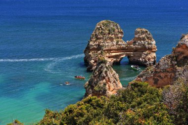 Praia do Camilo Plajı 'nın güney ucundaki kayalıklardan doğuya doğru Praia da Boneca Sahili' nin üzerinden Leixao da Boneca-Doll Deniz Yığını 'na. Lagos-Algarve-Portekiz.