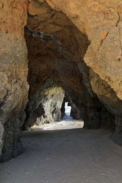 Suyun Kenarındaki Doğal Tünel Praia Dos Tres Castelos Three Castelos — Stok fotoğraf