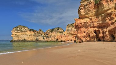 Praia da Prainha Sahili 'nin en batısındaki deniz yığınları ve uçurum ayağına oyulmuş rüzgar mağaraları tarafından oyulmuş doğal delik. Alvor Portimao-Algarve-Portekiz.