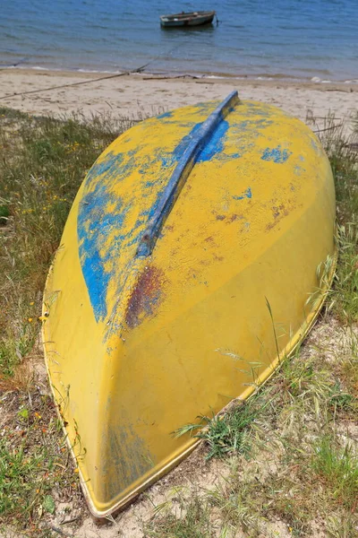 Casco Barco Amarelo Fibra Vidro Raspado Rachado Descascando Encalhado Cabeça — Fotografia de Stock