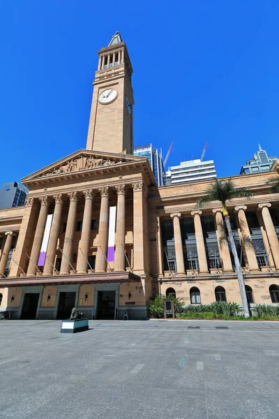 Belediye binası Kral George Meydanı 'ndan İtalyan Rönesans tarzı saat kulesi şeklindeki timpanyum-korint ve iyonik kapitel sütunlarda tasarlanmış. Brisbane-Queensland-Avustralya