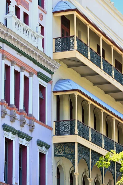 Dos Casas Patrimoniales Color Pastel Contiguas Queen Str Con Ventanas —  Fotos de Stock