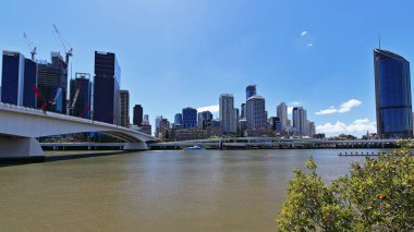 Nehrin kuzeydoğusuna doğru Victoria Köprüsü boyunca uzanan South Bank Parklands 'tan şehir manzarasında modern gökdelenleri olan CBD-Central Business Distict' e kadar uzanır. Brisbane-Queensland-Avustralya