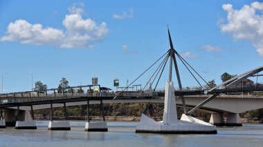 Brisbane Nehri üzerindeki yaya ve bisikletçi Goodwill Köprüsü, 2001 yılında düzenlenen Goodwill Oyunları 'ndan sonra South Bank Parklands' ı Gardens Point 'e bağlar. Brisbane-Queensland-Avustralya.
