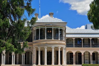 George Caddesi 'nin sonundaki Gardens Point' te bulunan Queensland Eski Hükümet Binası 'nın düz kumtaşı cephesi 1862' de klasik diriliş tarzıyla tamamlandı. Brisbane-Avustralya.