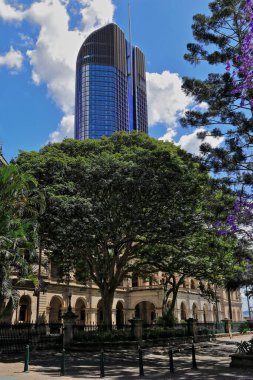 Eski ve yeni: 1865 'ten 1889' a kadar Parlamento Binası ve modern bir gökdelen inşa edildi. Brisbane-Queensland-Avustralya.