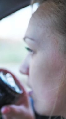 Kız kavanozlardan enerji içiyor. dikey video