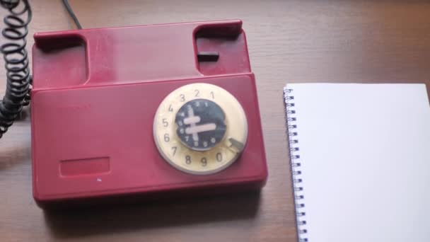 4K Vintage Retro Rotary Phone, 남자가 전화받아 — 비디오
