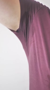 Kolların altında bir adam görüldü. dikey video