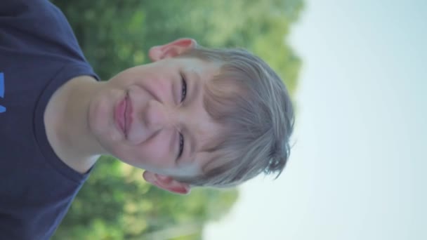 Chłopak emocjonalnie żuje jabłko. pionowe wideo — Wideo stockowe