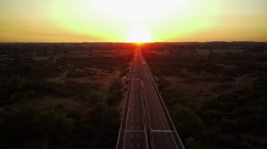 Hava aracı otoban görüntüsü. gün batımı