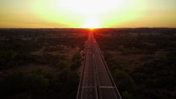 Flygdrönare med utsikt över motorvägen. solnedgång — Stockvideo