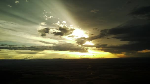 4K luchtfoto drone beelden, zonsondergang vanaf een hoogte — Stockvideo