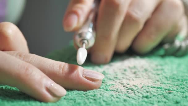 Manicure remove unha broca polonês com uma máquina de escrever. de perto — Vídeo de Stock