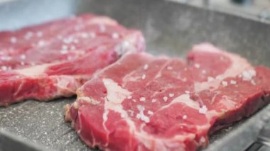 Çiğ somon filetosuna baharat serpiyorum..