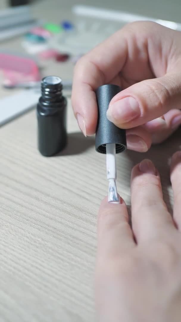 Mulher aplica esmalte de unhas brancas. vídeo vertical — Vídeo de Stock