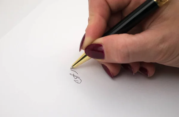 Крупним планом ділова людина рука з ручкою над документом — стокове фото