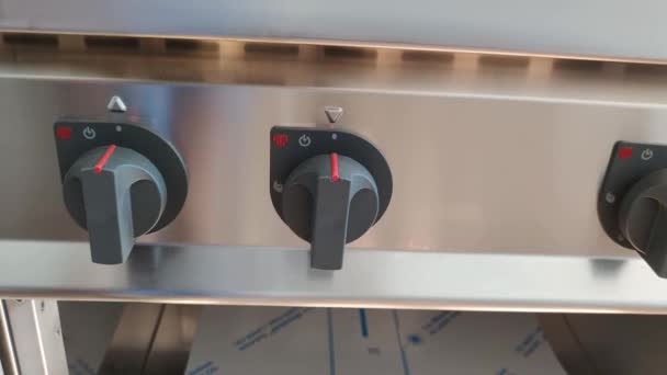 在煤气炉上处理旋转手柄。打开烤箱按钮的温度. — 图库视频影像