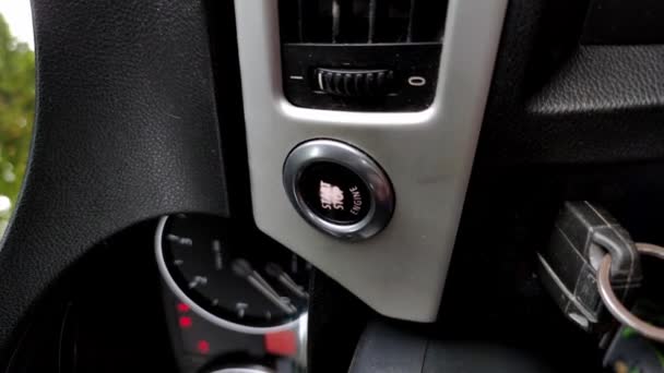 汽车引擎启动按钮。司机在车里按下启动停止按钮。驱动手启动引擎的特写。司机手扶汽车仪表板.电力启动。垂直视频 — 图库视频影像