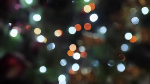 Luces borrosas de Navidad. Glitter bokeh del árbol de Navidad. Resumen borrosa luces árbol de Navidad fondo bokeh, luces desenfocadas. — Vídeo de stock