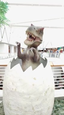 Roma, İtalya 'da. 19 Eylül. 2021. Süper deniz kedisinde bulunan gerçek bir animasyon dinozorunun yumurtası. dikey video