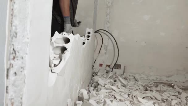 Construction worker with a big sledgehammer hits the concrete wall. — Stock Video