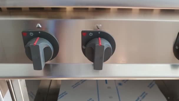 Caneta torção caneta em um fogão a gás profissional. rode a temperatura no botão do forno. — Vídeo de Stock