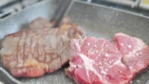 Szene Nahaufnahme und Rotation von frischem rohem Rindfleisch, zubereitet für gegrilltes Fleischsteak. — Stockvideo