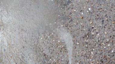 İş basıncını kapat. Toprak temizleme, profesyonel temizlik hizmetleri. Baskı altında betonun temizlenmesi