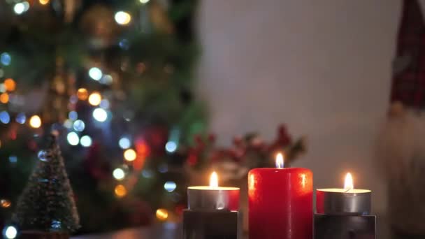 Velas queimando no fundo da árvore de Natal — Vídeo de Stock