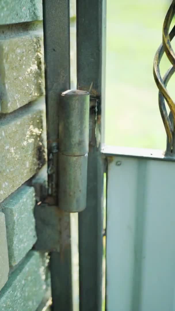 O trabalhador solda metal. O homem está envolvido em soldagem. Argon ou soldagem de eletrodos, usando uma máquina de solda. Faíscas e flashes voam. Movimento lento — Vídeo de Stock