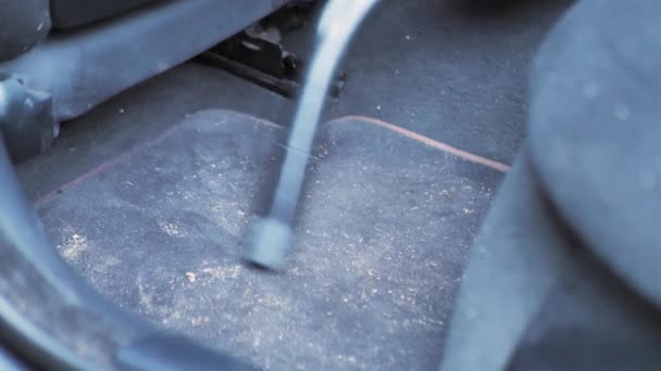Primo piano della femmina usando l'aspirapolvere nella sua auto. Pulizia interni auto. Donna che passa l'aspirapolvere. Rimozione di polvere e sporco — Video Stock
