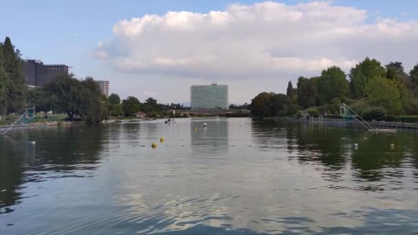 Roma, 27-9-2021. Edificio sede ENI a Roma Eur. ENI Gas Building in EUR lago.Il palazzo e sede generale di Eni Petroli. Facciata in vetro tenda. — Video Stock