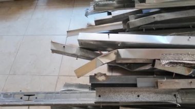 İnşaat alanlarında metal atıkları.