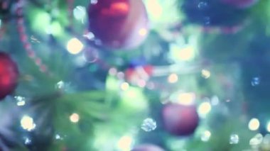 Parıldayan soyut renkli çemberler noel ışıkları videosunun dikkatini dağıttı. Bulanık peri ışıkları. Geçmiş yılbaşı ağacının odak noktası dışında. Xmas ağacından hafif bir bokeh. Xmas ve Yeni Yıl teması. 4k