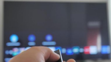 Akıllı tv. Online video streaming servisi. Apps ve el ile. Erkek yaşam tarzı el denetimi uzak tutarak Akıllı tv'yi açın. adam el denetimleri uzak tutuyor. kavramı Internet online sinema.