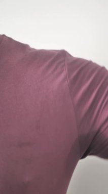 Axilla 'daki erkek giysilerindeki ıslak ter lekesini kapat. Terli koltukaltlarından kompleksler geçiyor. Yavaş çekim.