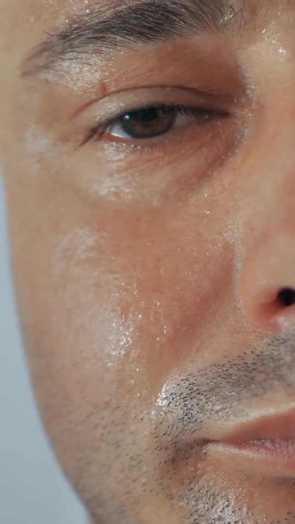 Close-up portret van jonge oververhitte man, slow motion — Stockvideo