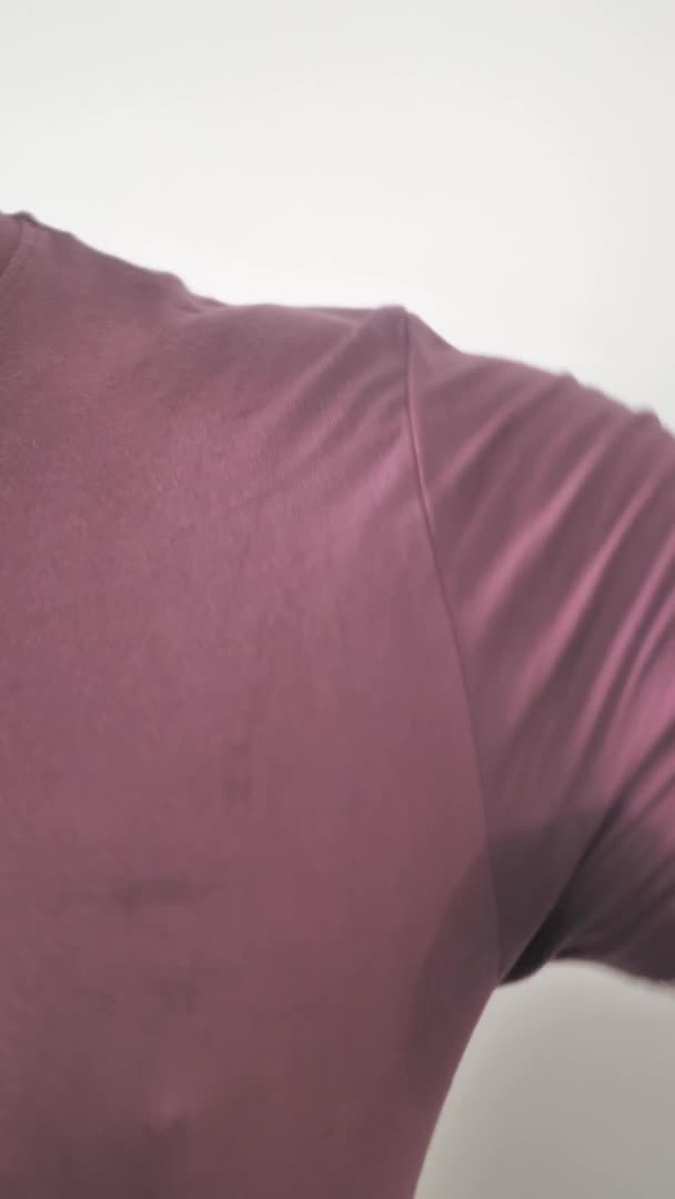 Gros plan de la tache de sueur humide sur les vêtements pour hommes à axilla. h complexes à travers les aisselles moites. Mouvement lent. — Video