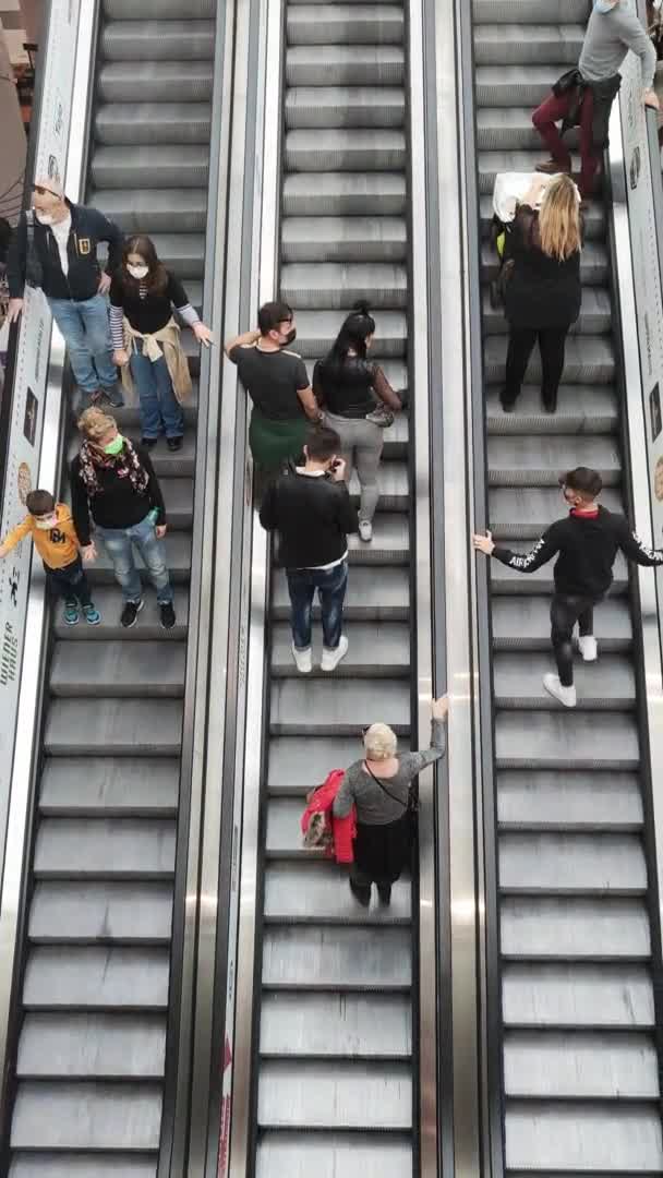 ROMA, ITALIA. 19 settembre. 2021. Gli acquirenti utilizzano Scala mobile nel centro commerciale. video verticale — Video Stock